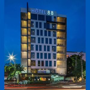 Hotel 88 Embong Malang Tunjungan Surabaya By Wh - Breakfast With The Best View On The Highest Floor And Strategic Location In The City Center